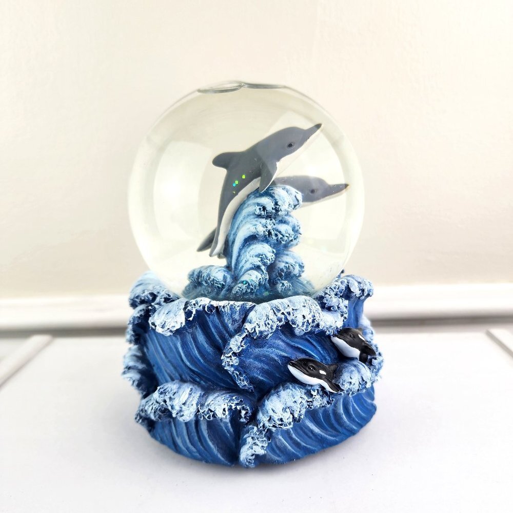 Herco Professional Gift Dolphins Snowglobe Musical Born Free